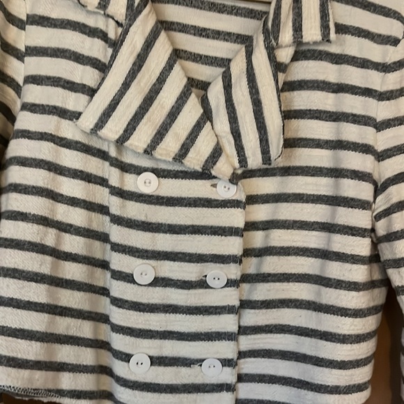 Cropped cream and gray raglan jacket. Two columns of buttons. - Picture 2 of 3